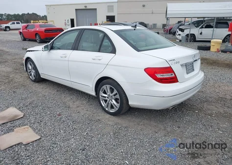 2013 Mercedes-Benz C 300 Luxury 4Matic z USA, uszkodzony, nr VIN WDDGF8AB7DR255327